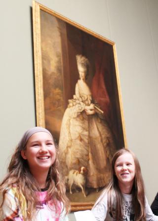 Anna und Franziska sitzen vor dem Gemälde von Sophie-Charlotte.